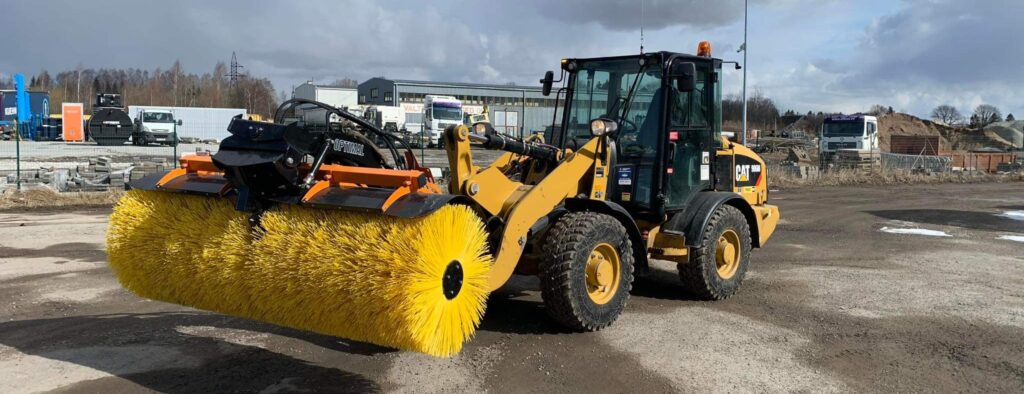 harjamine telgharjaga tänava peal, välikoristus suvel