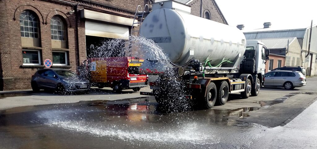 Teede ja parklate pesu ning aluste kastmine